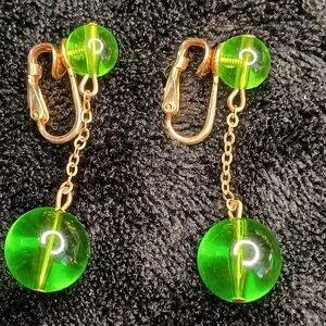 5$ Vtg Green Glass and Gold Drop Clip-On Earrings